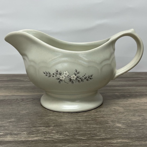 Pfaltzgraff Heirloom Gravy Boat – Vintage Stoneware Floral Pedestal Server‎ - Picture 1 of 8